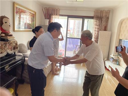 东西湖区科协党组书记、主席陈文胜慰问社区老党员